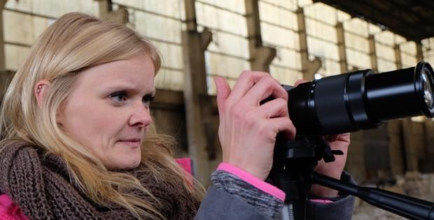 Manja Kaddereit steht beim Video für die Inszenierung von König Ödipus hinter der Kamera. Das perfekte Flair für den Dreh bietet die Halle des ehemaligen Plattenwerkes. Foto: Christina Zehrfeld
