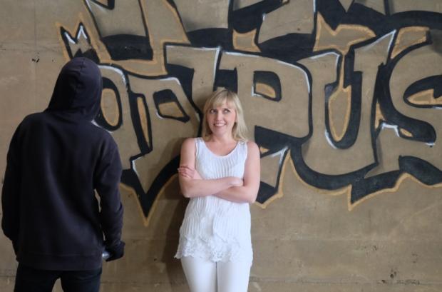 Anett Oesterreich singt vor dem Graffito von Martin Tretner das Lied -Die Stadt der sieben Tore- ein. In die Rolle des Sprayers ist Till Homilius geschlüpft. Foto: Christina Zehrfeld