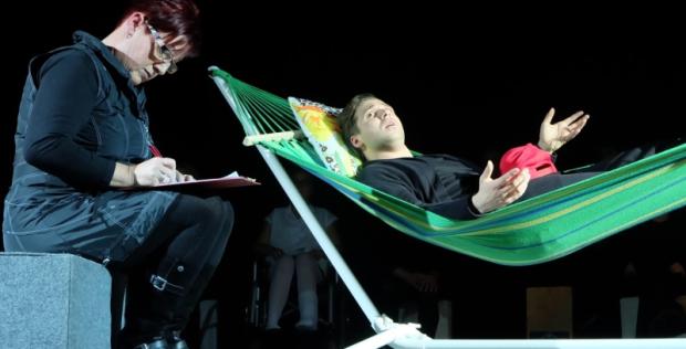 Das Ensemble Thea(l)ternativ sucht eine neue Spielstätte. Das Bild zeigt Ines Rau und Christian Schreier in Aktion. Foto: Christina Zehrfeld